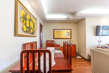 Apartamento à venda com 88m², 3 quartos e 1 vaga Apartamento à venda com 88m², 3 quartos e 1 vagaSala com mesa de madeira e quadros de flores na parede.