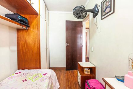 Apartamento à venda com 88m², 3 quartos e 1 vaga Apartamento à venda com 88m², 3 quartos e 1 vagaQuarto simples com cama, prateleira e porta, com decoração simples e minimalista.
