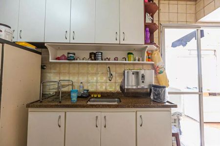 Apartamento à venda com 88m², 3 quartos e 1 vaga Apartamento à venda com 88m², 3 quartos e 1 vagaCozinha com geladeira, fogão e pia, com móveis brancos e azulejos amarelos.