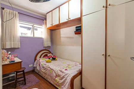 Apartamento à venda com 88m², 3 quartos e 1 vaga Apartamento à venda com 88m², 3 quartos e 1 vagaQuarto pequeno com cama simples, móveis de madeira e janela pequena, com um ar simples e funcional.