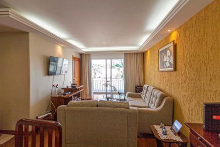 Apartamento à venda com 88m², 3 quartos e 1 vaga Apartamento à venda com 88m², 3 quartos e 1 vagaSala com sofás, TV e vista para a varanda, com móveis de madeira e iluminação adequada.