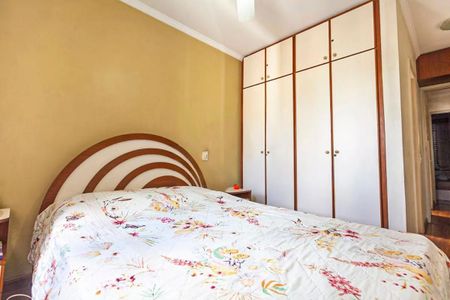 Apartamento à venda com 88m², 3 quartos e 1 vaga Apartamento à venda com 88m², 3 quartos e 1 vagaCama com cabeceira arredondada e colchão branco com desenho floral, em uma sala com paredes amarelas e móveis brancos e madeira.