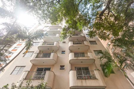 Apartamento à venda com 88m², 3 quartos e 1 vaga Apartamento à venda com 88m², 3 quartos e 1 vagaPraça da Liberdade, São Paulo, com vista para o edifício e árvores ao redor.