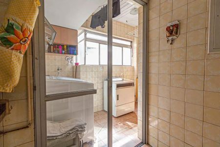 Apartamento à venda com 88m², 3 quartos e 1 vaga Apartamento à venda com 88m², 3 quartos e 1 vagaBanheiro com piso de azulejos, lavabo e vaso sanitário, com janela e iluminação natural.