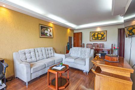 Apartamento à venda com 88m², 3 quartos e 1 vaga Apartamento à venda com 88m², 3 quartos e 1 vagaSala com sofás, mesas e quadros de flores, iluminada com luz natural e artificial.