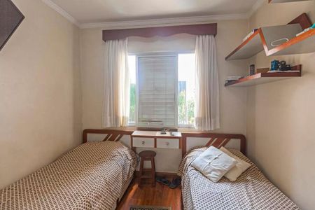 Apartamento à venda com 88m², 3 quartos e 1 vaga Apartamento à venda com 88m², 3 quartos e 1 vagaQuarto com duas camas simples, com uma janela grande e iluminado por luz natural.