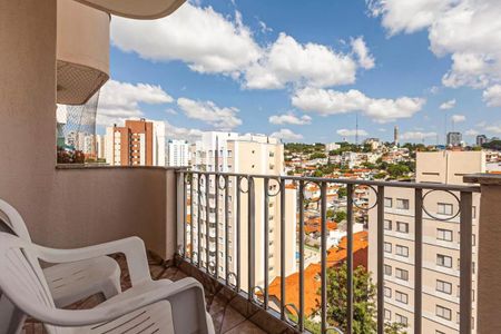 Apartamento à venda com 88m², 3 quartos e 1 vaga Apartamento à venda com 88m², 3 quartos e 1 vagaVaranda com vista para a cidade, com duas cadeiras brancas e uma janela pequena.