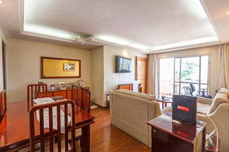 Apartamento à venda com 88m², 3 quartos e 1 vaga Apartamento à venda com 88m², 3 quartos e 1 vagaSala com móveis de madeira e paredes brancas, com uma TV na parede e uma janela grande.