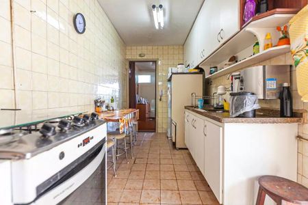 Apartamento à venda com 88m², 3 quartos e 1 vaga Apartamento à venda com 88m², 3 quartos e 1 vagaCozinha com fogão, geladeira e mesa de cozinha, com iluminação adequada e mobiliário simples.