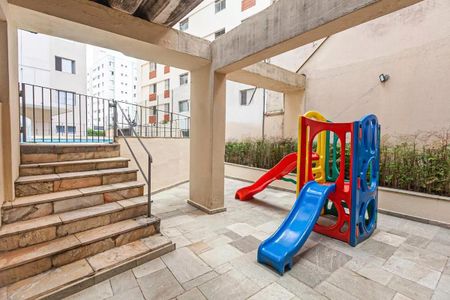 Apartamento à venda com 88m², 3 quartos e 1 vaga Apartamento à venda com 88m², 3 quartos e 1 vagaPátio com escada e brinquedos para crianças, com vista para edifícios residenciais.