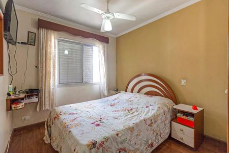 Apartamento à venda com 88m², 3 quartos e 1 vaga Apartamento à venda com 88m², 3 quartos e 1 vagaQuarto com cama de solteiro, TV e mesa de cabeceira, com janela e porta de vidro.