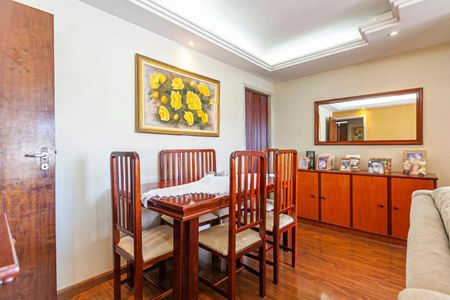 Apartamento à venda com 88m², 3 quartos e 1 vaga Apartamento à venda com 88m², 3 quartos e 1 vagaSala com mesa e cadeiras de madeira, com pintura de rosas amarelas na parede.
