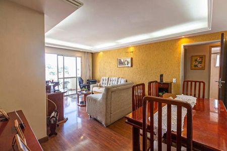 Apartamento à venda com 88m², 3 quartos e 1 vaga Apartamento à venda com 88m², 3 quartos e 1 vagaSala com móveis de madeira e paredes amarelas, com vista para a varanda.
