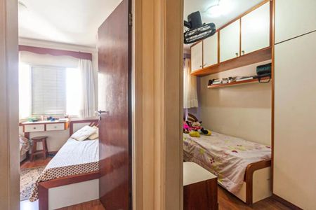 Apartamento à venda com 88m², 3 quartos e 1 vaga Apartamento à venda com 88m², 3 quartos e 1 vagaQuarto simples com cama de solteiro, móveis de madeira e janela com cortinas claras.
