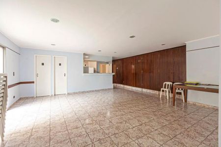Apartamento à venda com 88m², 3 quartos e 1 vaga Apartamento à venda com 88m², 3 quartos e 1 vagaSala com piso de porcelanato, paredes brancas e madeira, iluminação natural e iluminada, sem móveis ou decoração.