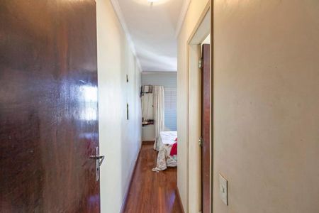 Apartamento à venda com 88m², 3 quartos e 1 vaga Apartamento à venda com 88m², 3 quartos e 1 vagaCorredor com porta de madeira e piso de madeira, com uma vista para um quarto com cama e cortinas.