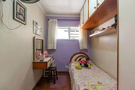 Apartamento à venda com 88m², 3 quartos e 1 vaga Apartamento à venda com 88m², 3 quartos e 1 vagaQuarto pequeno com cama simples, mesa de vestir e estante, com decoração simples e cores pastéis.