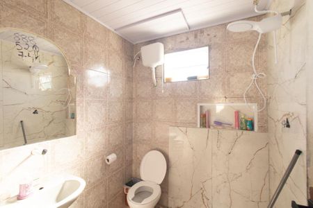 Casa à venda com 140m², 6 quartos e 3 vagas Casa à venda com 140m², 6 quartos e 3 vagasBanheiro Social