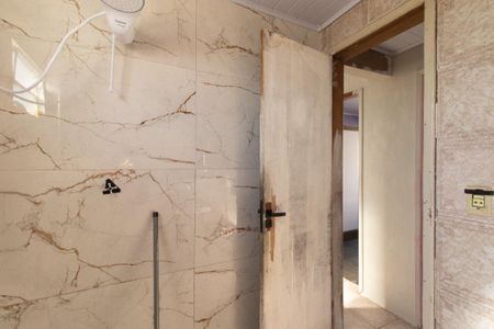 Casa à venda com 140m², 6 quartos e 3 vagas Casa à venda com 140m², 6 quartos e 3 vagasBanheiro Social