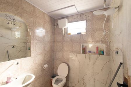 Casa à venda com 140m², 6 quartos e 3 vagas Casa à venda com 140m², 6 quartos e 3 vagasBanheiro Social