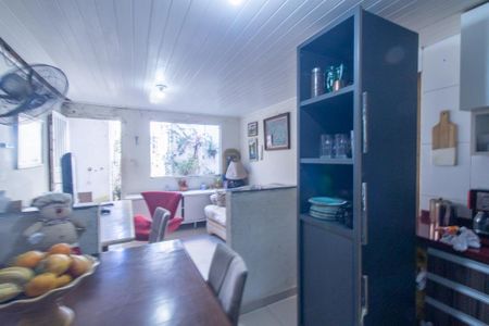 Casa à venda com 140m², 6 quartos e 3 vagas Casa à venda com 140m², 6 quartos e 3 vagasCozinha