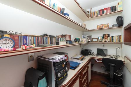 Apartamento à venda com 226m², 3 quartos e 3 vagas Apartamento à venda com 226m², 3 quartos e 3 vagasEscritório