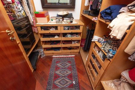 Apartamento à venda com 226m², 3 quartos e 3 vagas Apartamento à venda com 226m², 3 quartos e 3 vagasCloset da Suíte Master