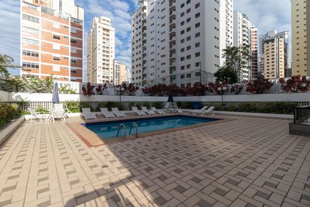 Apartamento à venda com 226m², 3 quartos e 3 vagas Apartamento à venda com 226m², 3 quartos e 3 vagasÁrea Comum - Piscina
