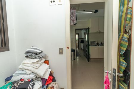 Apartamento à venda com 226m², 3 quartos e 3 vagas Apartamento à venda com 226m², 3 quartos e 3 vagasQuarto de Serviço
