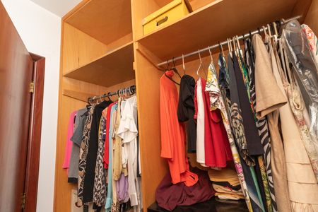 Apartamento à venda com 226m², 3 quartos e 3 vagas Apartamento à venda com 226m², 3 quartos e 3 vagasCloset da Suíte Master