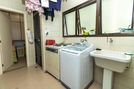 Apartamento à venda com 226m², 3 quartos e 3 vagas Apartamento à venda com 226m², 3 quartos e 3 vagasÁrea de Serviço