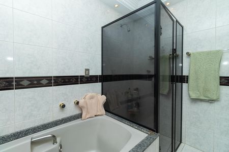 Apartamento à venda com 226m², 3 quartos e 3 vagas Apartamento à venda com 226m², 3 quartos e 3 vagasBanheiro da Suíte Master