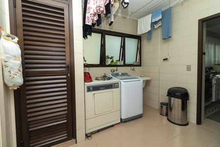 Apartamento à venda com 226m², 3 quartos e 3 vagas Apartamento à venda com 226m², 3 quartos e 3 vagasÁrea de Serviço