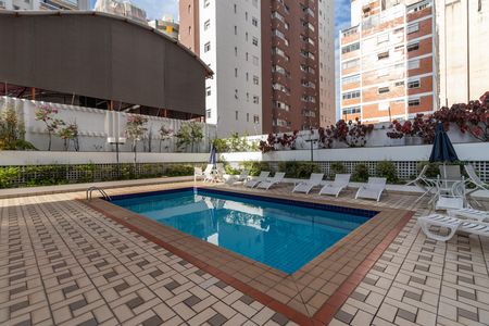 Apartamento à venda com 226m², 3 quartos e 3 vagas Apartamento à venda com 226m², 3 quartos e 3 vagasÁrea Comum - Piscina