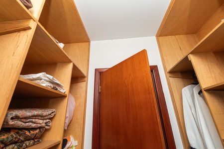 Apartamento à venda com 226m², 3 quartos e 3 vagas Apartamento à venda com 226m², 3 quartos e 3 vagasCloset da Suíte 2