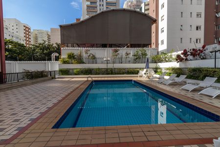 Apartamento à venda com 226m², 3 quartos e 3 vagas Apartamento à venda com 226m², 3 quartos e 3 vagasÁrea Comum - Piscina