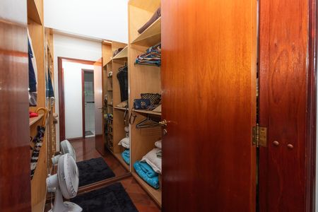 Apartamento à venda com 226m², 3 quartos e 3 vagas Apartamento à venda com 226m², 3 quartos e 3 vagasCloset da Suíte 2