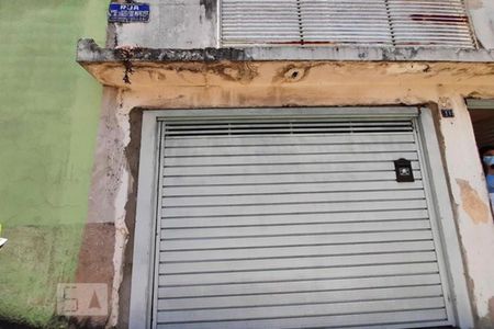Casa à venda com 220m², 4 quartos e 2 vagas Casa à venda com 220m², 4 quartos e 2 vagasFachada