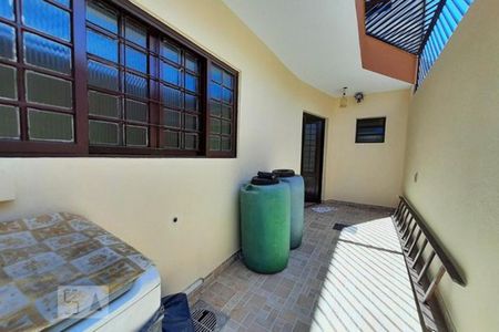 Casa à venda com 220m², 4 quartos e 2 vagas Casa à venda com 220m², 4 quartos e 2 vagasCasa 2 - Área externa
