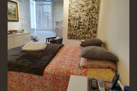 Quarto com cama simples, com cobertor e travesseiro, e uma parede com uma pintura emoldurada. de apartamento à venda com 2 quartos, 126m² em Jardim Europa, São Paulo