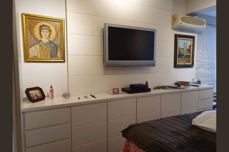 Apartamento à venda com 126m², 2 quartos e sem vaga Apartamento à venda com 126m², 2 quartos e sem vagaCama com colchão e travesseiro, parede branca com quadros e TV, janela com cortinas, ar condicionado e móveis brancos.