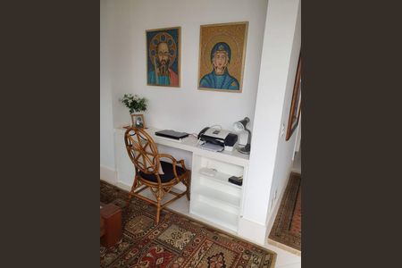 Escritório com móveis brancos e pintura branca, com imagens religiosas na parede. de apartamento à venda com 2 quartos, 126m² em Jardim Europa, São Paulo