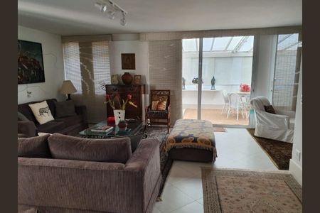 Sala com móveis de madeira e tapetes, iluminação natural e decoração minimalista. de apartamento à venda com 2 quartos, 126m² em Jardim Europa, São Paulo