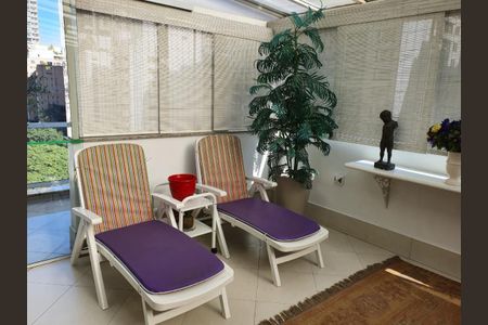 Apartamento à venda com 126m², 2 quartos e sem vaga Apartamento à venda com 126m², 2 quartos e sem vagaSala com duas cadeiras de praia e uma planta em um ambiente iluminado e aconchegante.