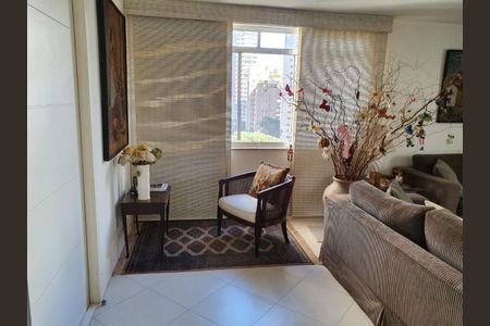 Sala com vista para o parque, com móveis modernos e decoração minimalista. de apartamento à venda com 2 quartos, 126m² em Jardim Europa, São Paulo