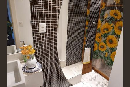 Apartamento à venda com 126m², 2 quartos e sem vaga Apartamento à venda com 126m², 2 quartos e sem vagaBanheiro com piso de azulejos, vaso de flores e porta com cortina de sol