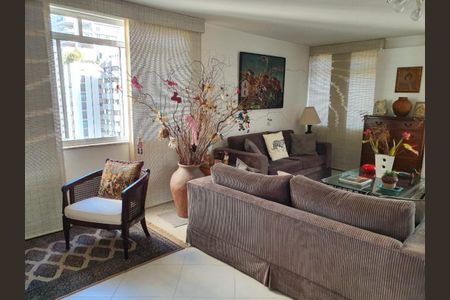 Sala com móveis de madeira e decoração de estilo português, com vista para a cidade. de apartamento à venda com 2 quartos, 126m² em Jardim Europa, São Paulo