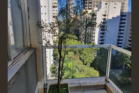 Apartamento à venda com 126m², 2 quartos e sem vaga Apartamento à venda com 126m², 2 quartos e sem vagaVaranda com vista para o jardim e edifícios ao redor, com uma planta de árvore no centro.