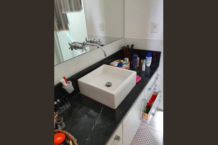 Apartamento à venda com 126m², 2 quartos e sem vaga Apartamento à venda com 126m², 2 quartos e sem vagaBanheiro com pia branca e bancada de granito, com vários produtos de higiene e beleza.