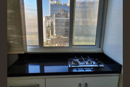 Apartamento à venda com 126m², 2 quartos e sem vaga Apartamento à venda com 126m², 2 quartos e sem vagaCozinha com pia e fogão, com vista para o prédio ao lado, com janelas de vidro e cortinas de bambu.